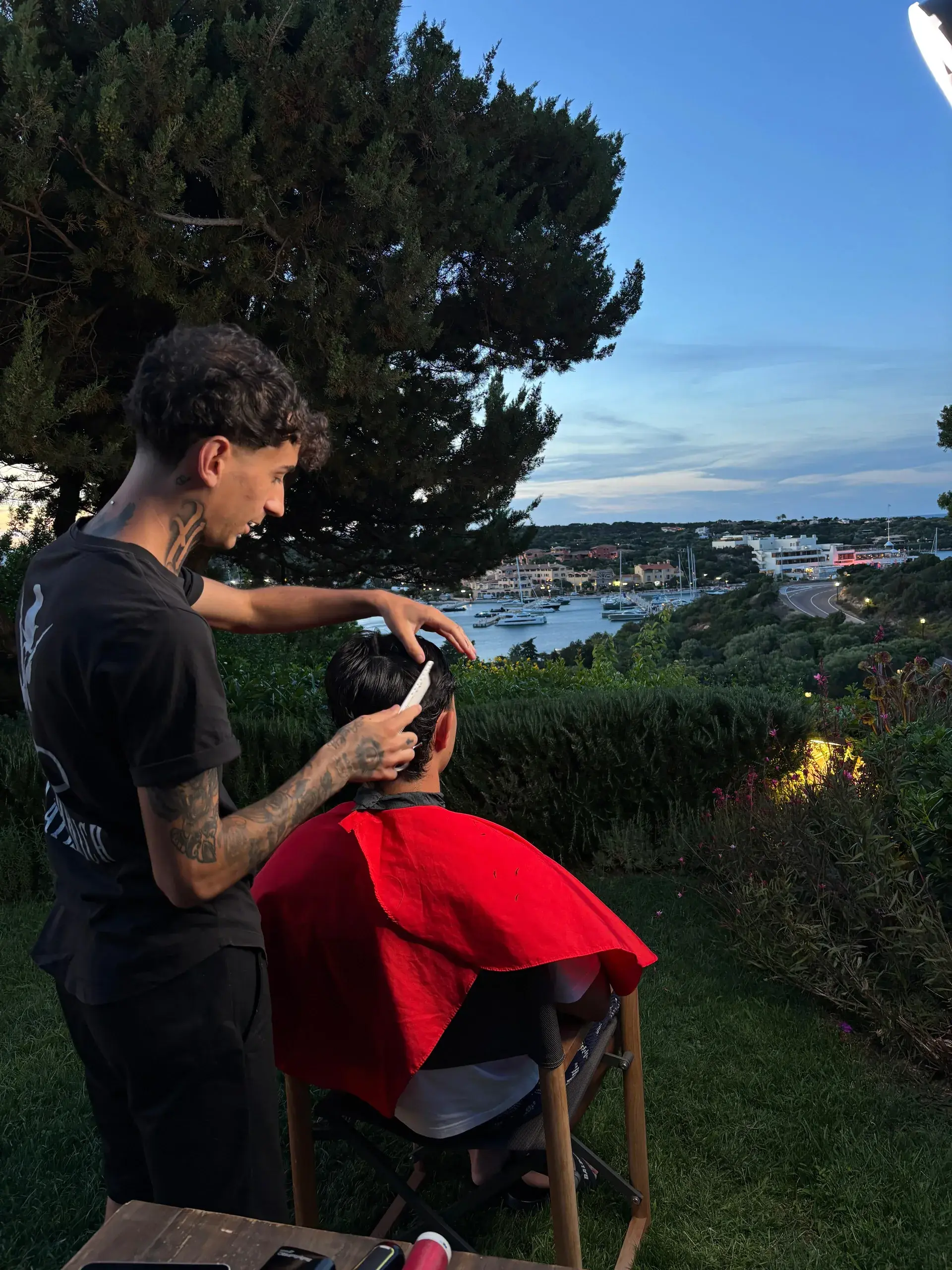 Barbiere a domicilio in villa a Porto Cervo, Costa Smeralda — postazione sotto la pergola al tramonto