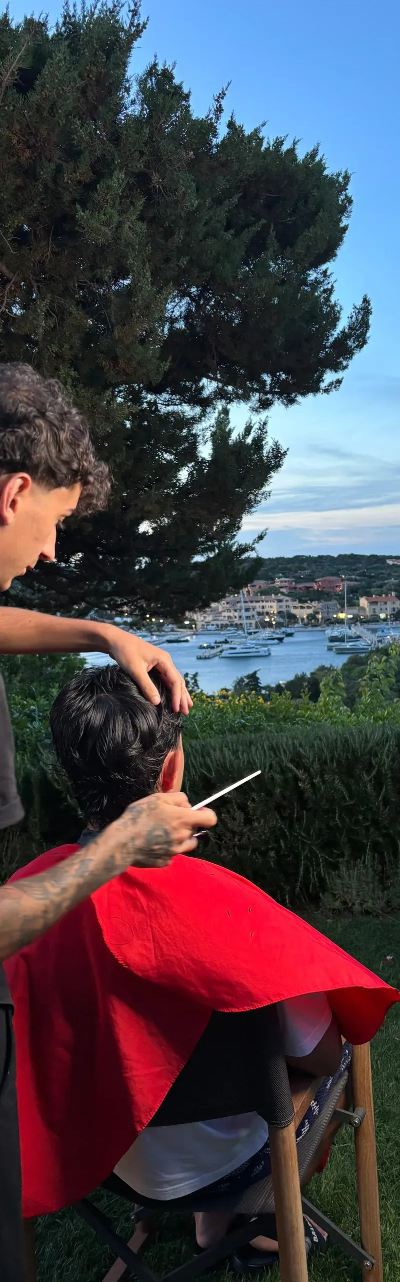 Risultato del taglio a domicilio al tramonto, taglio maschile mosso in Costa Smeralda