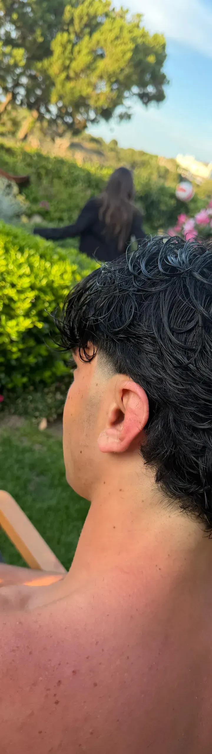 Taglio capelli a domicilio in corso, barbiere al lavoro in Costa Smeralda