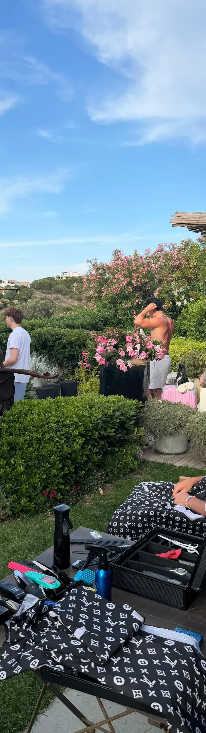 Barbiere a domicilio in villa a Porto Cervo, Costa Smeralda — postazione sotto la pergola al tramonto