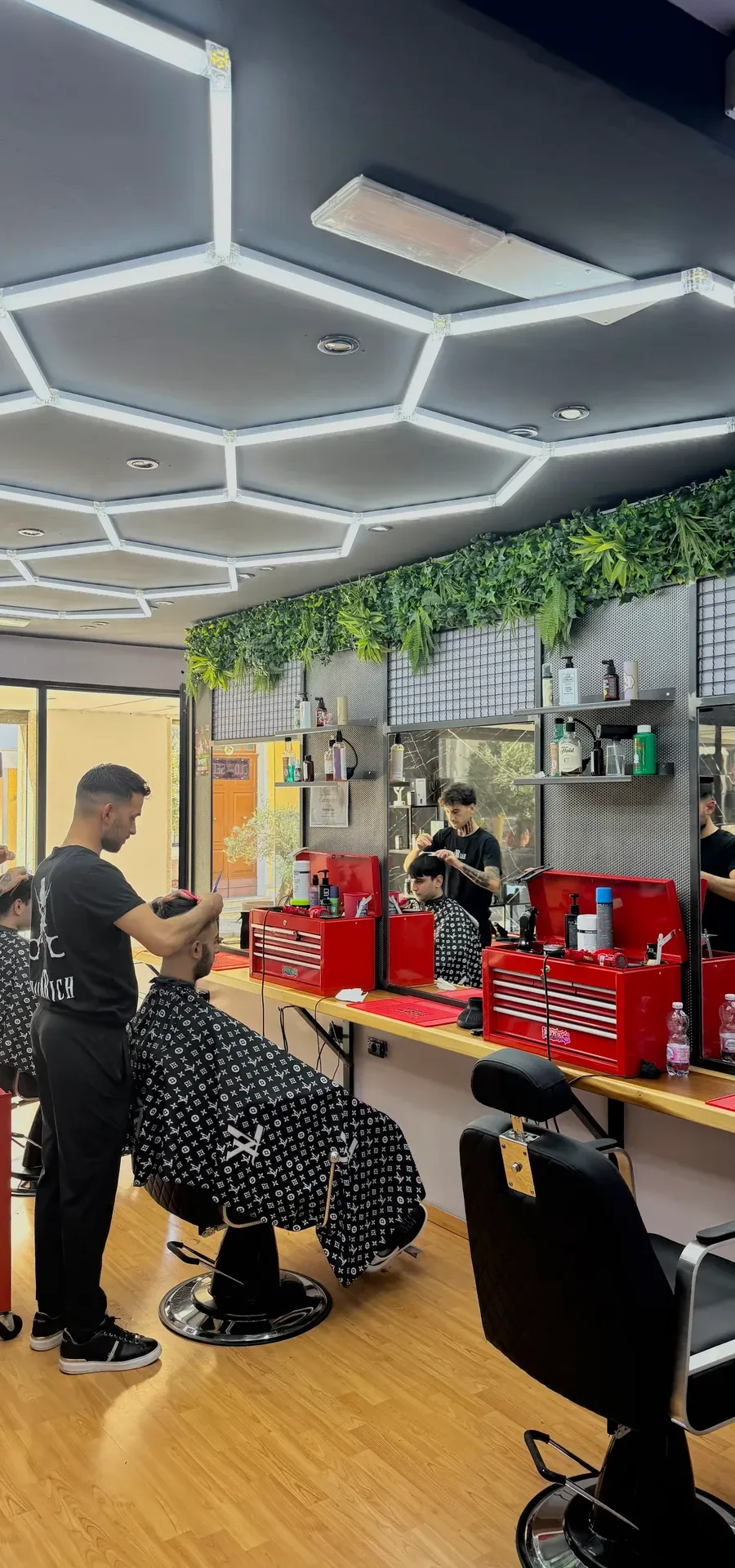 Hair Rich Olbia · interno con le postazioni di lavoro