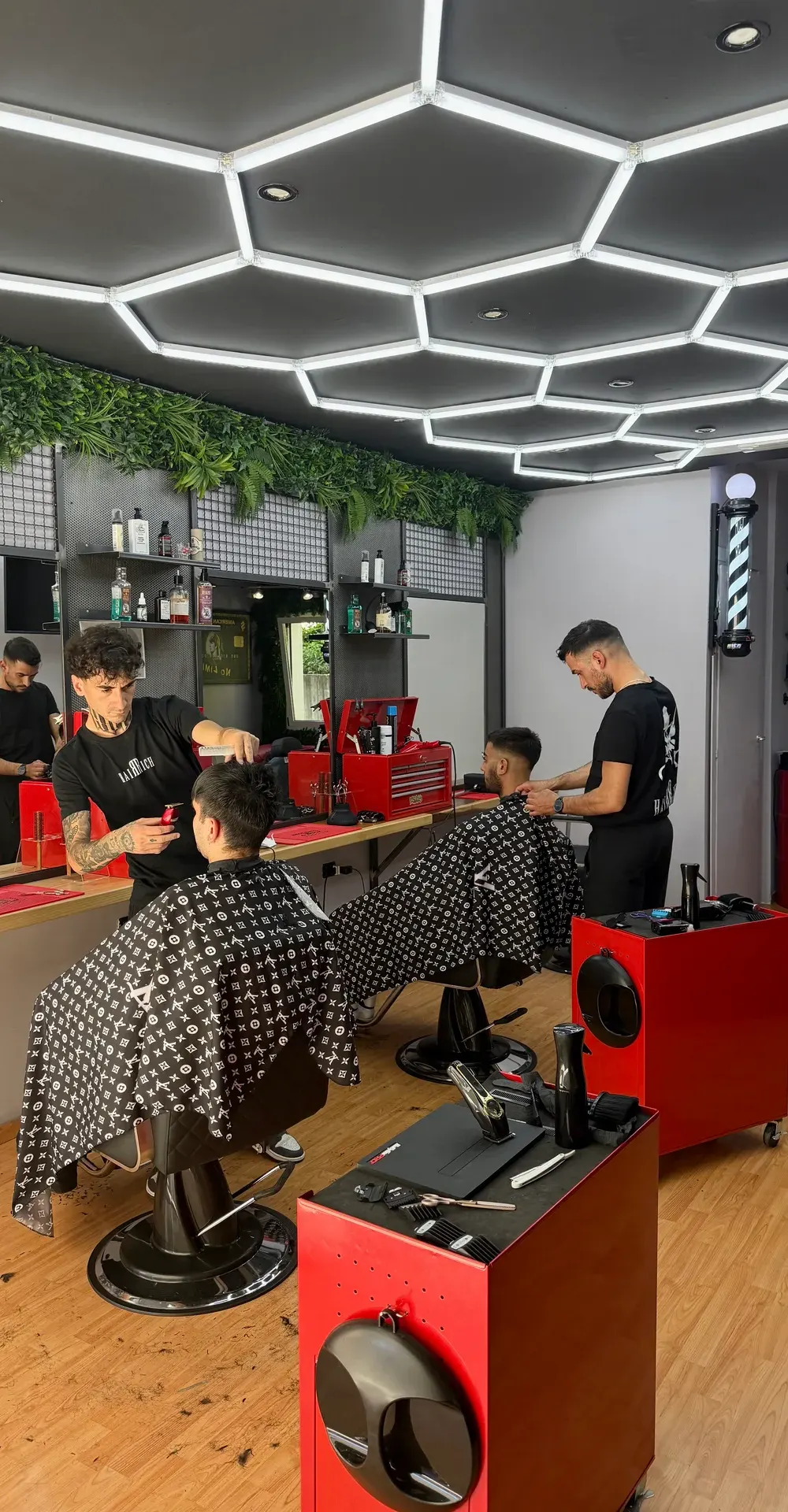 Interno del salone Hair Rich, barbiere a Olbia